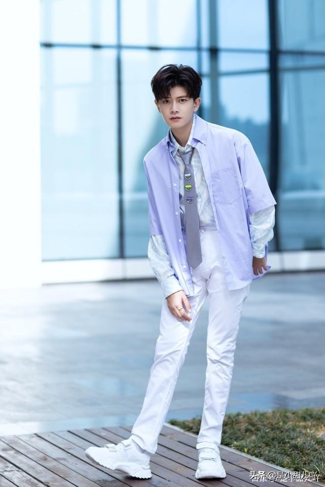 任嘉伦直播陪粉丝聊天爆料自己的微博小号以及下一步的工作计划